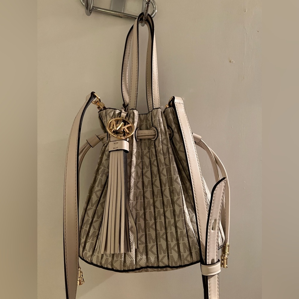 Michael Kors crossbody bucket bag